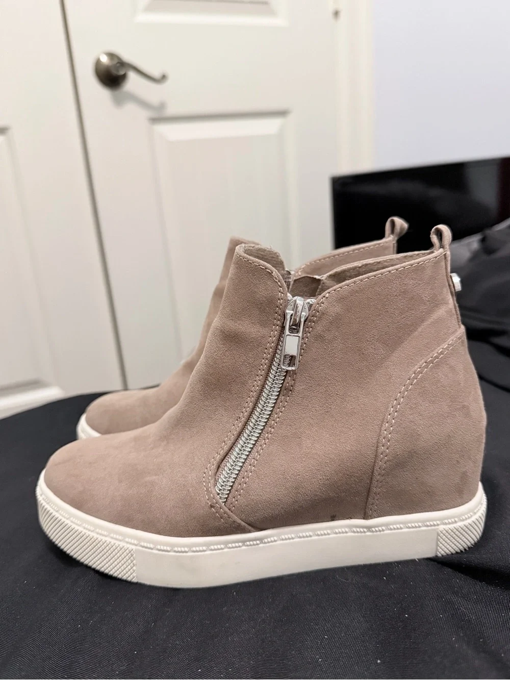 Steve Madden Wedge Sneaker Booties in Taupe Suede size 3